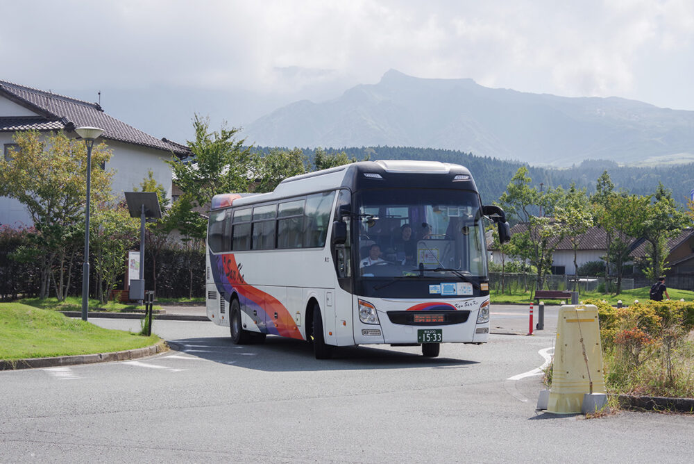 阿蘇山へは大型高速車（写真はヒュンダイ製）がご案内