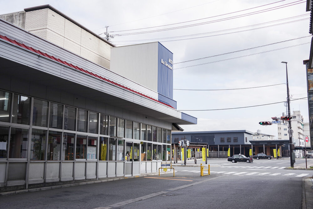 日田バスターミナル。奥の黒い建物がJR日田駅