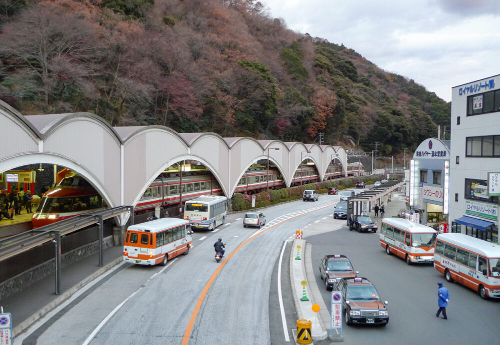 有名温泉地・箱根。白地にオレンジのマイクロバスは送迎車ながらも乗合バスだ