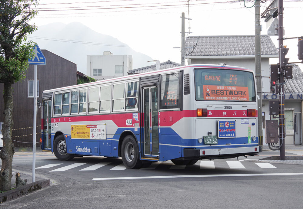 2ケタナンバーの古いバス車両がちょくちょく現れるのも見どころ