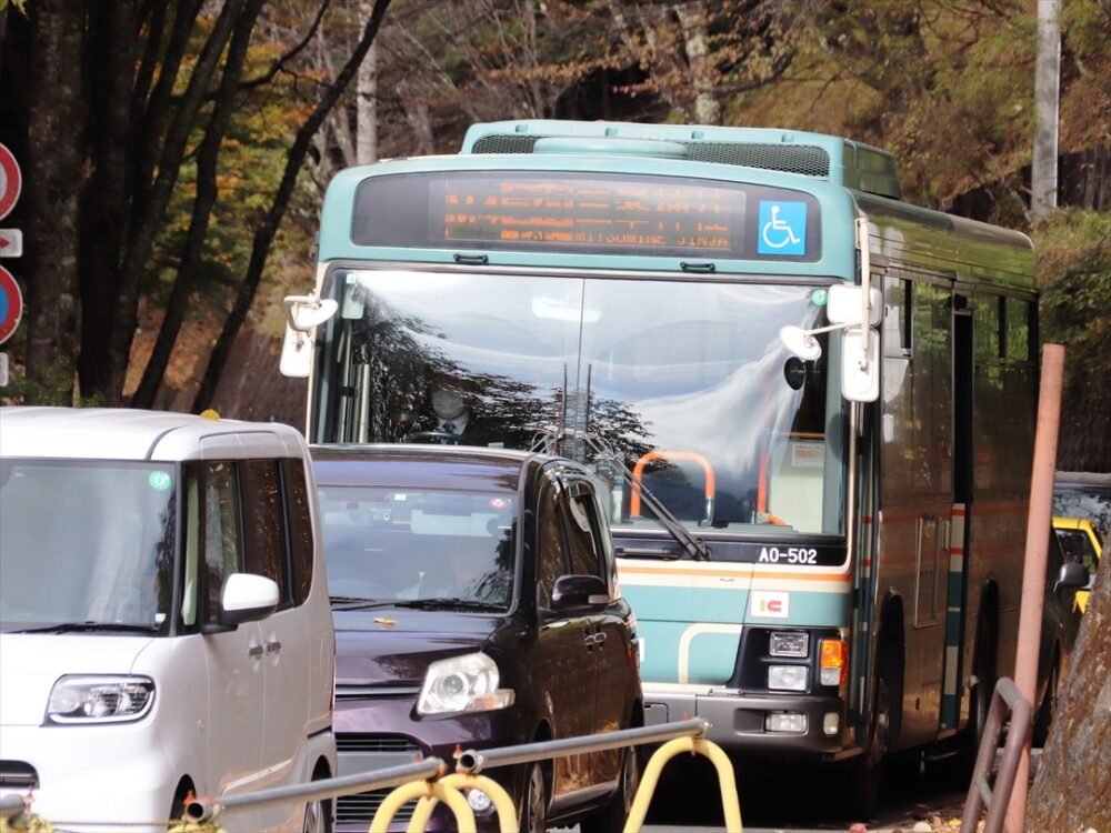 駐車場の敷地横まで来ているのに渋滞から抜け出せない西武観光バス