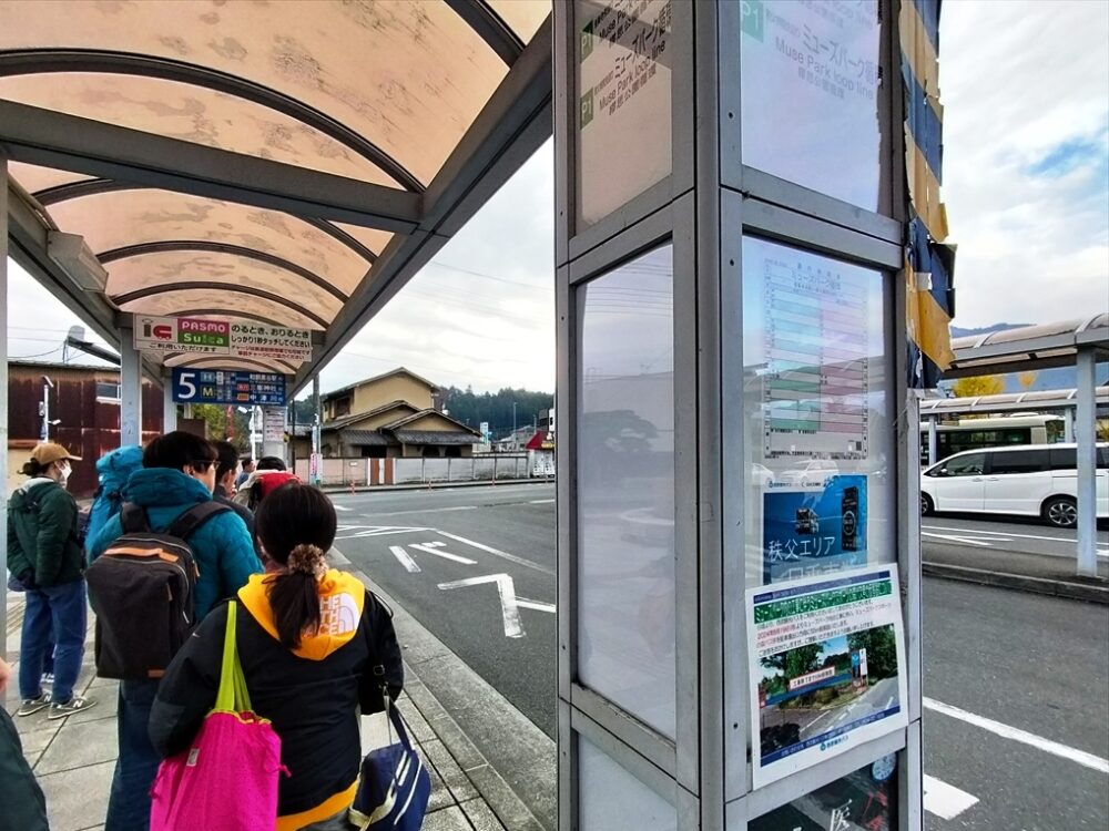 すでに待機列ができている西武秩父駅