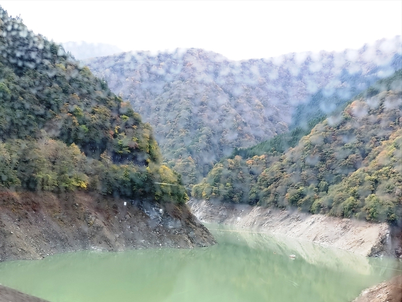 ダム湖を抜けると山道に変わる