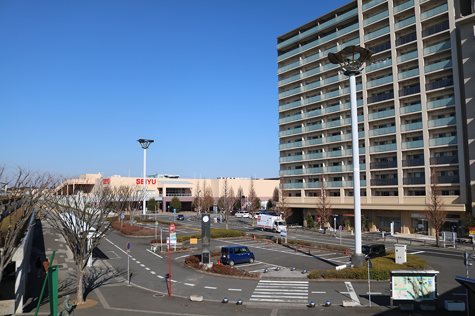 ひたち野うしく駅東口。SEIYUの看板があるあたりにシャトルバス中央事業所・事務所棟があった