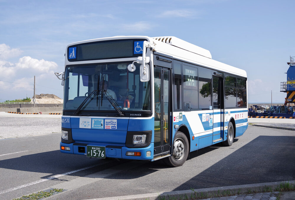 鬼池港に到着後、バスはそのまま富岡港を目指す