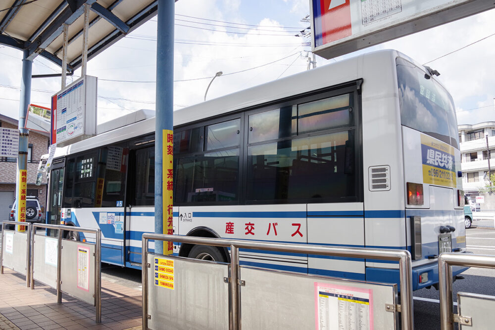 鬼池港経由のバスが乗り場に入線