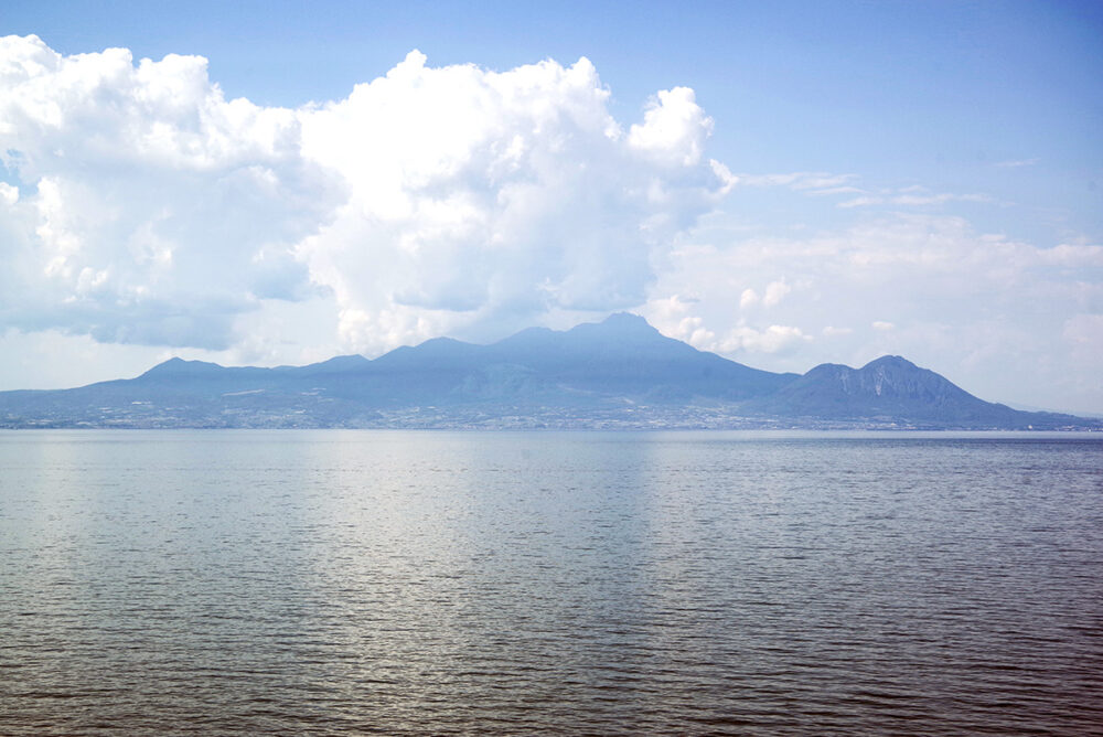 海を挟んだ先に鎮座するのは長崎県