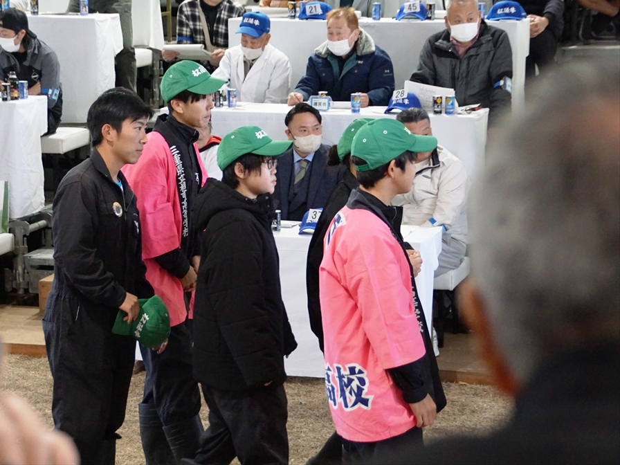 相可高校の生徒たちが見守る中で競りあがっていく