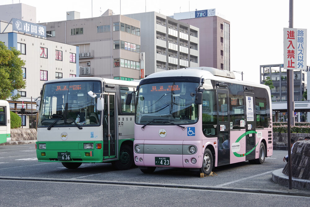 2ケタナンバーの旧車（左）と並ぶ、奈良交通の病院アクセス路線向けポンチョ（奈良県）