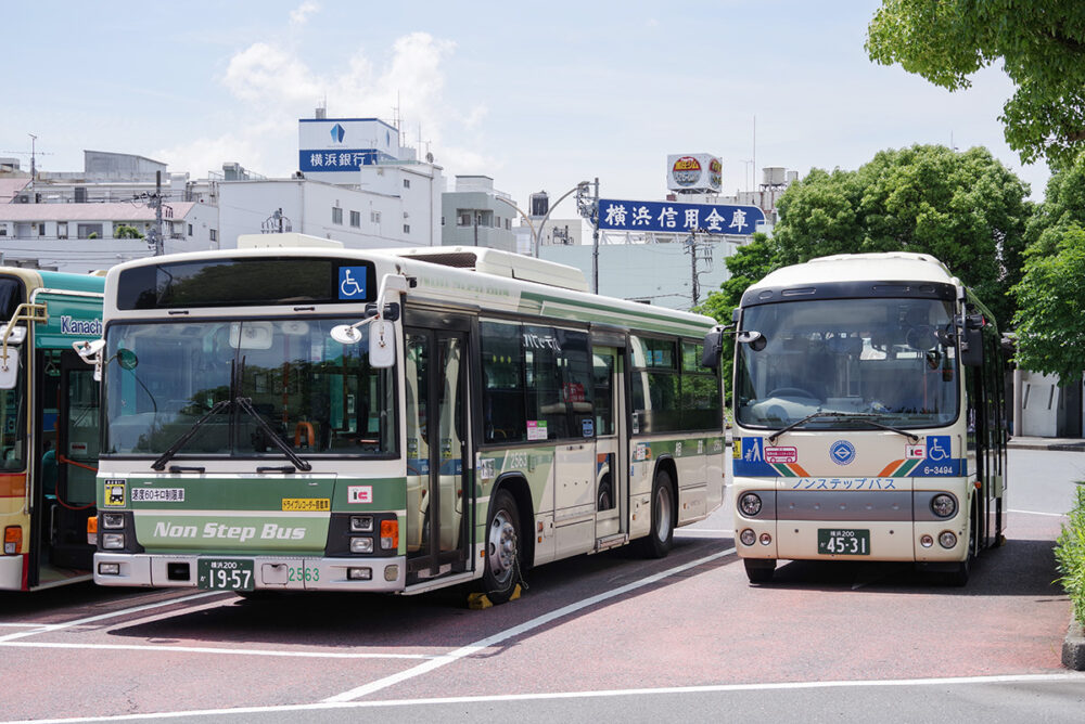 大型路線車（左）と小型路線車の日野ポンチョ