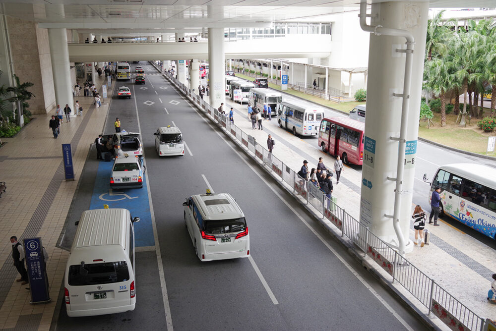 空港ターミナル前にレンタカー店の送迎車がズラリ