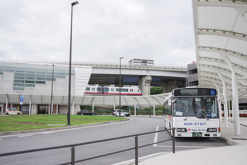 ゆいレールの終点になっている、てだこ浦西駅と駅前ロータリー