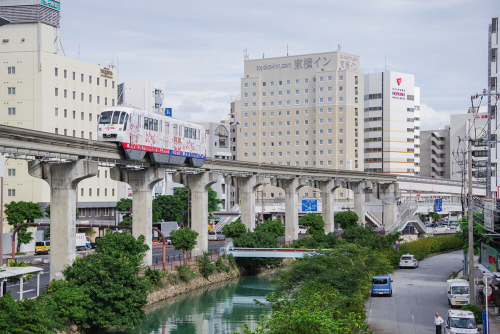 那覇市街周辺と主要観光スポットへのアクセスにはモノレールが役立つ