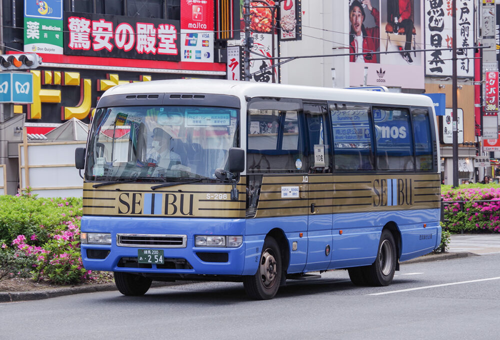 駐車場〜百貨店の入口までを結ぶ、特定車使用のシャトルバス