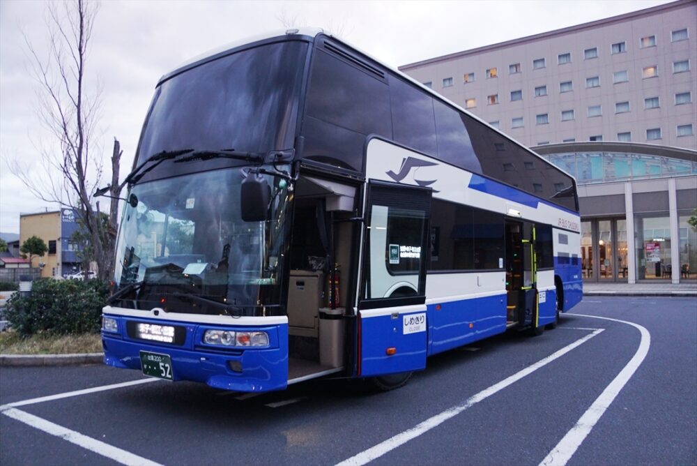 出雲市駅に到着したエアロキング