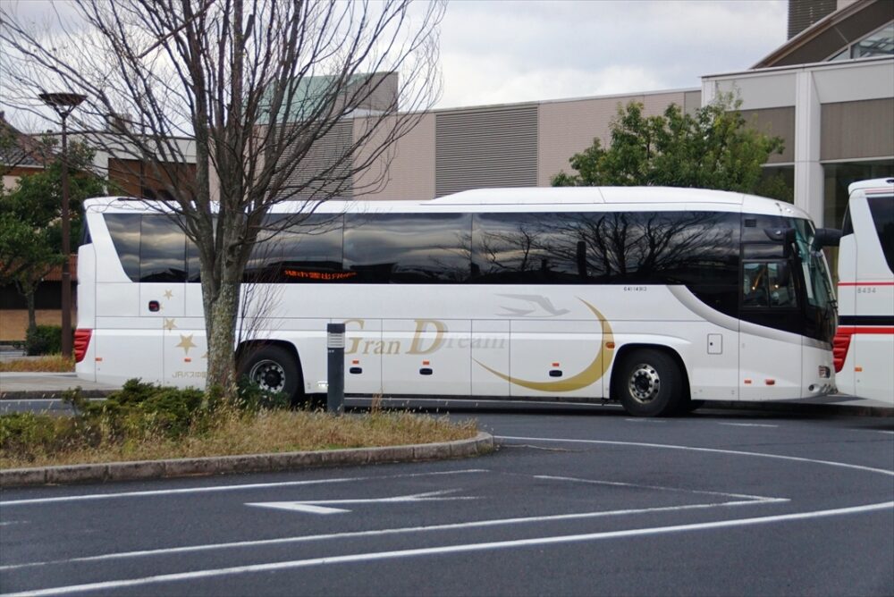 各方面からの夜行便が到着する・中国ジェイアールバスのグランドリーム仕様車