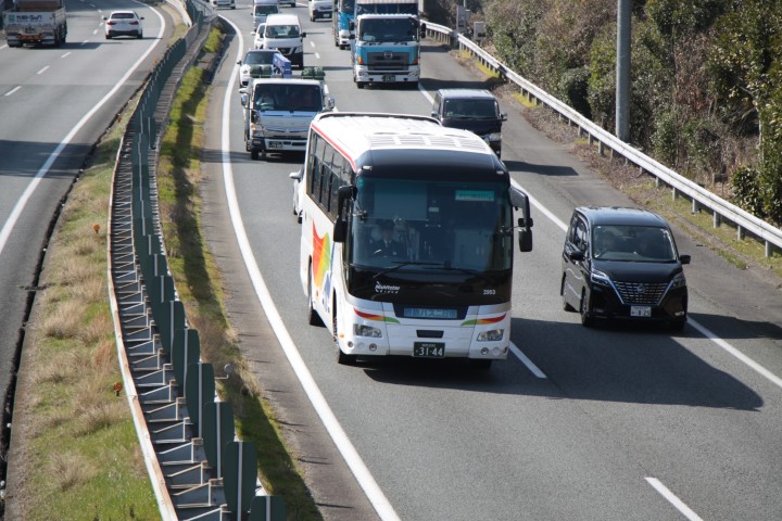 歩行者や軽車両や飛び出しがない分だけ高速道路は自動運転しやすいが…