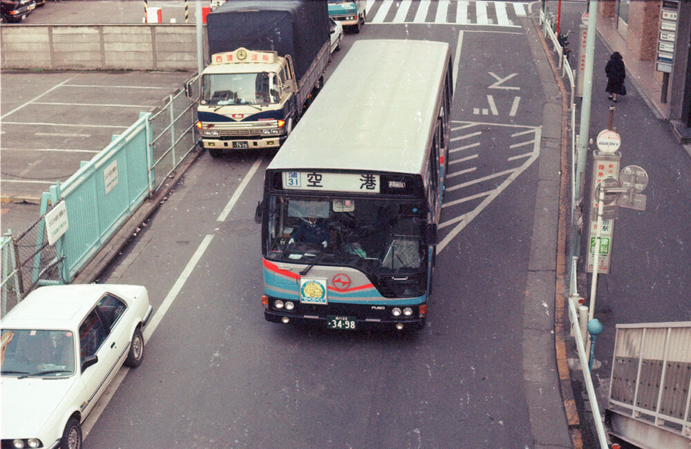 冷房は車内へ搭載され、屋根上はすっきりとしていた