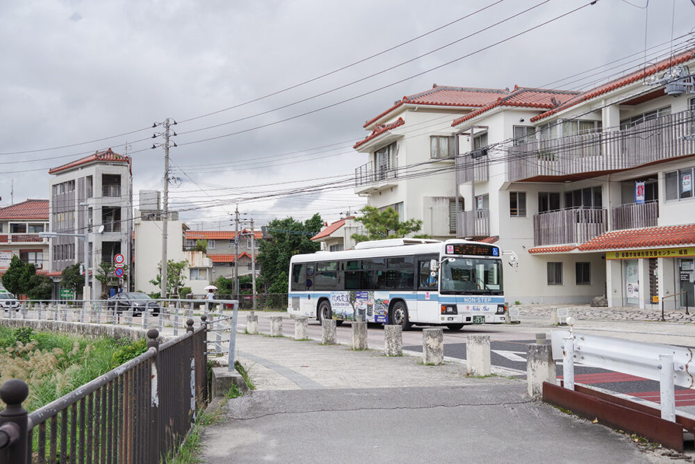 城を取り巻くバス通りをそぞろ歩く