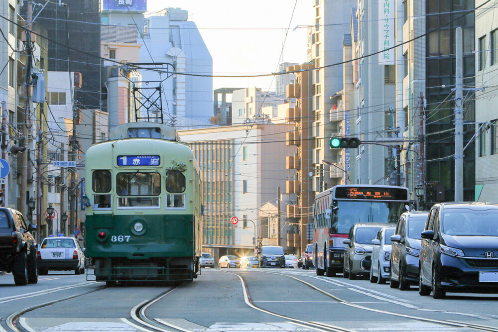 専用軌道を走るトラム（左）と渋滞に巻き込まれる路線バス（右）。両者の連携は薄い?