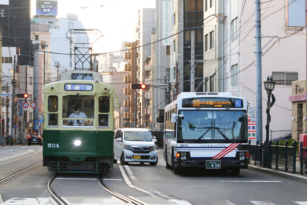 長崎のトラムとバスの走行レーンは完全に分離されている