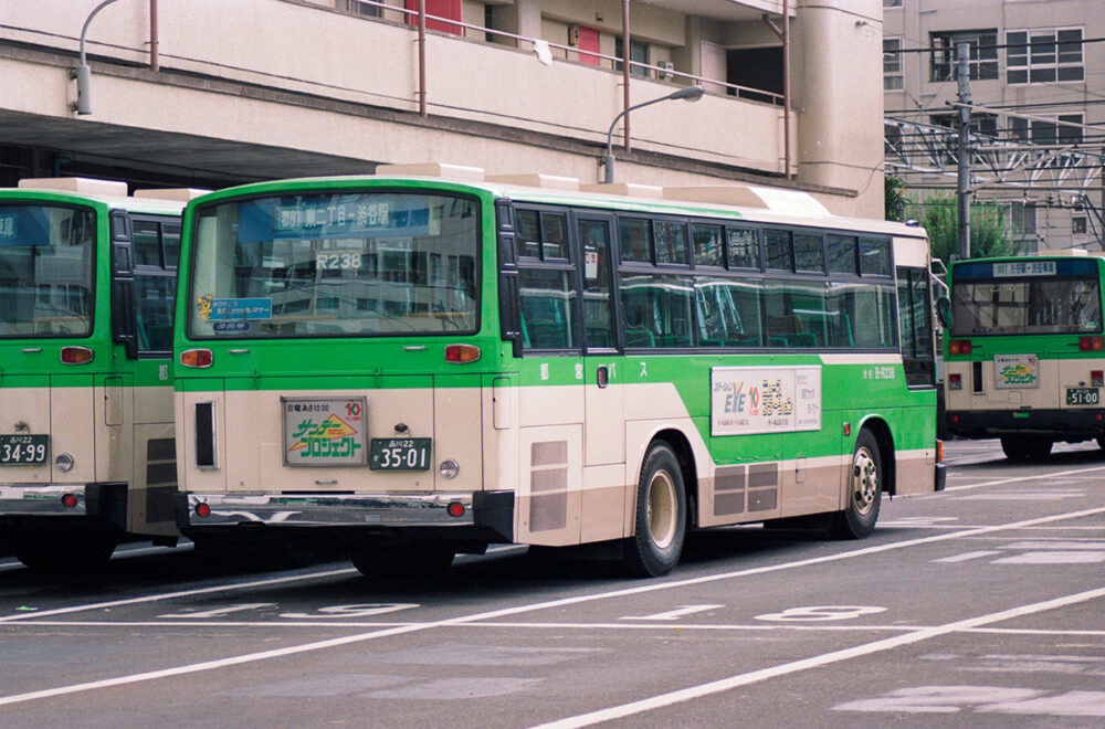 グリーンシャトル仕様のエアロスターK後部。呉羽ボディらしいすっきりとした直線基調の車体が特徴