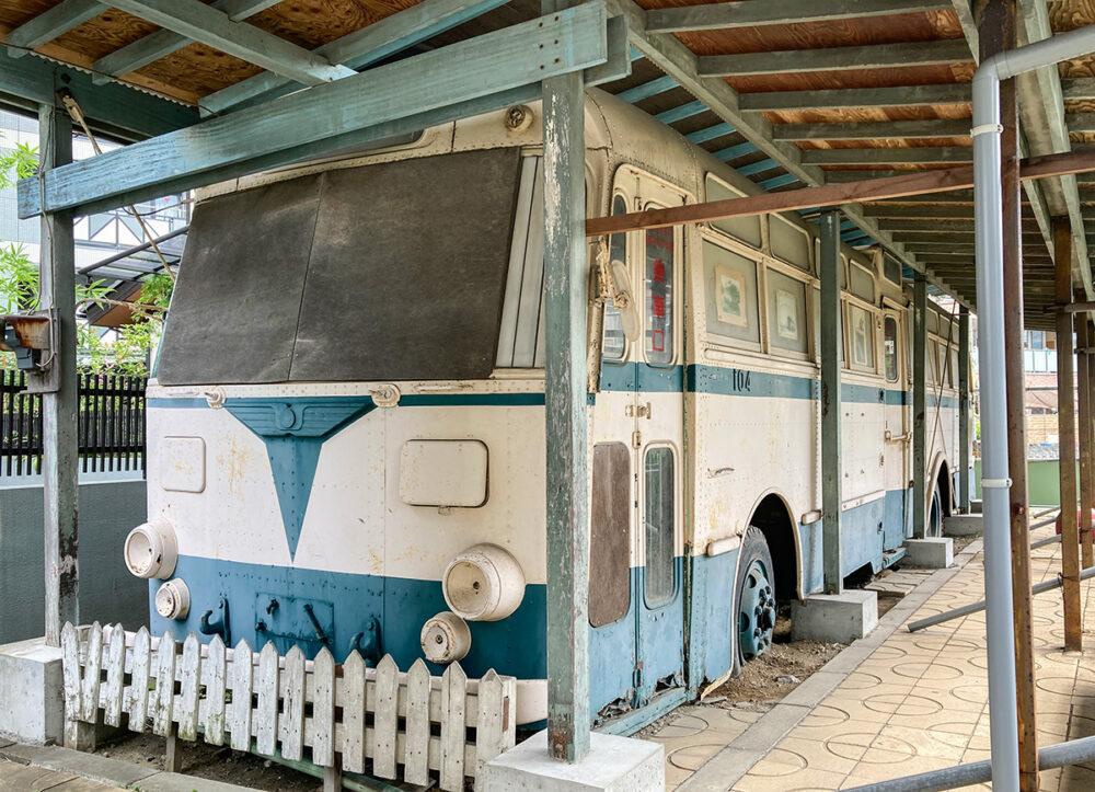 二子塚公園に置かれていた当時のトロリーバス104号（写真：中山修一）