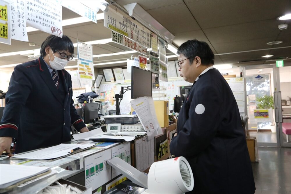 点呼で健康や車両の状態を申告したのちに運行管理者から注意事項が伝達される