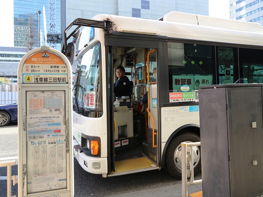 始発地から4番目のバス停である浅草線三田駅に停車