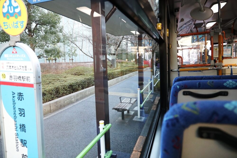 赤羽橋駅前に停車するころには広報担当者はバス後部で乗り心地のチェック