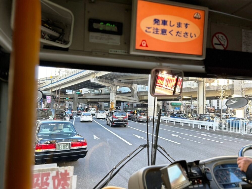 麻布十番駅前は大きく右折したところにバス停があるのでハンドルさばきが大きくなる