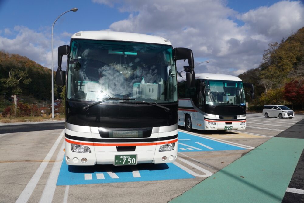 江の川パーキングエリアで並ぶ一畑バス