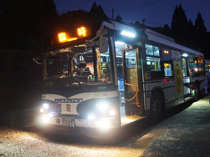 多くの臨時バスが並び輸送待機中