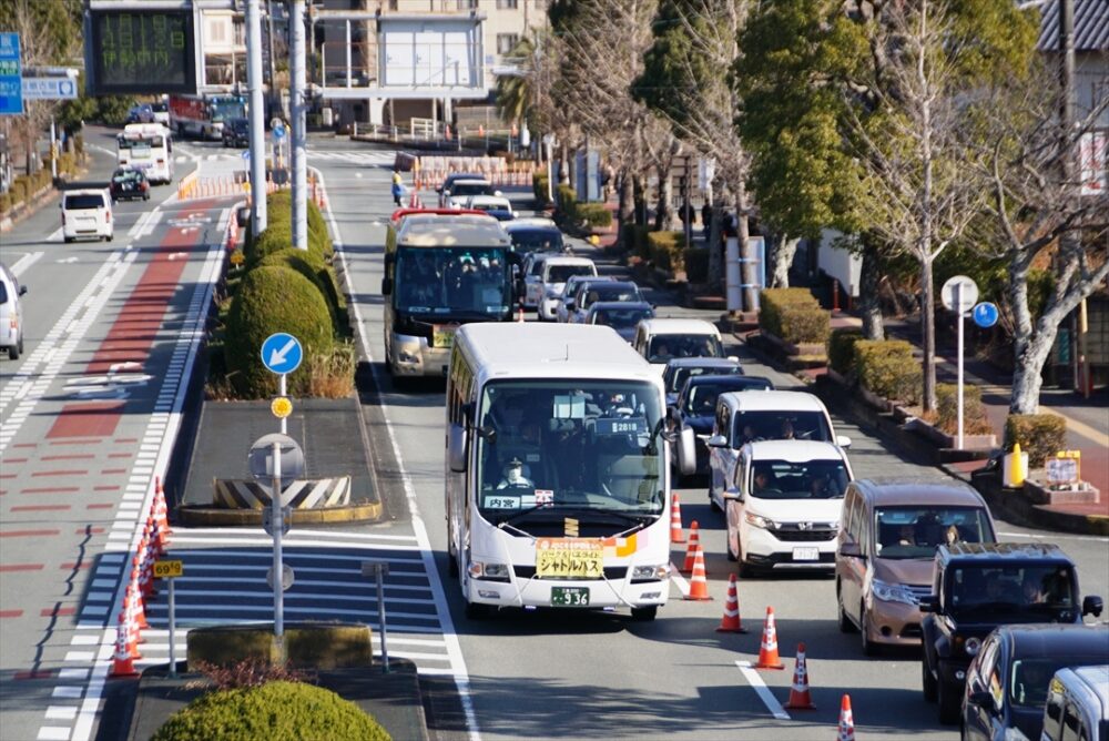 周辺道路はバスレーンが設置され渋滞なしで移動できる