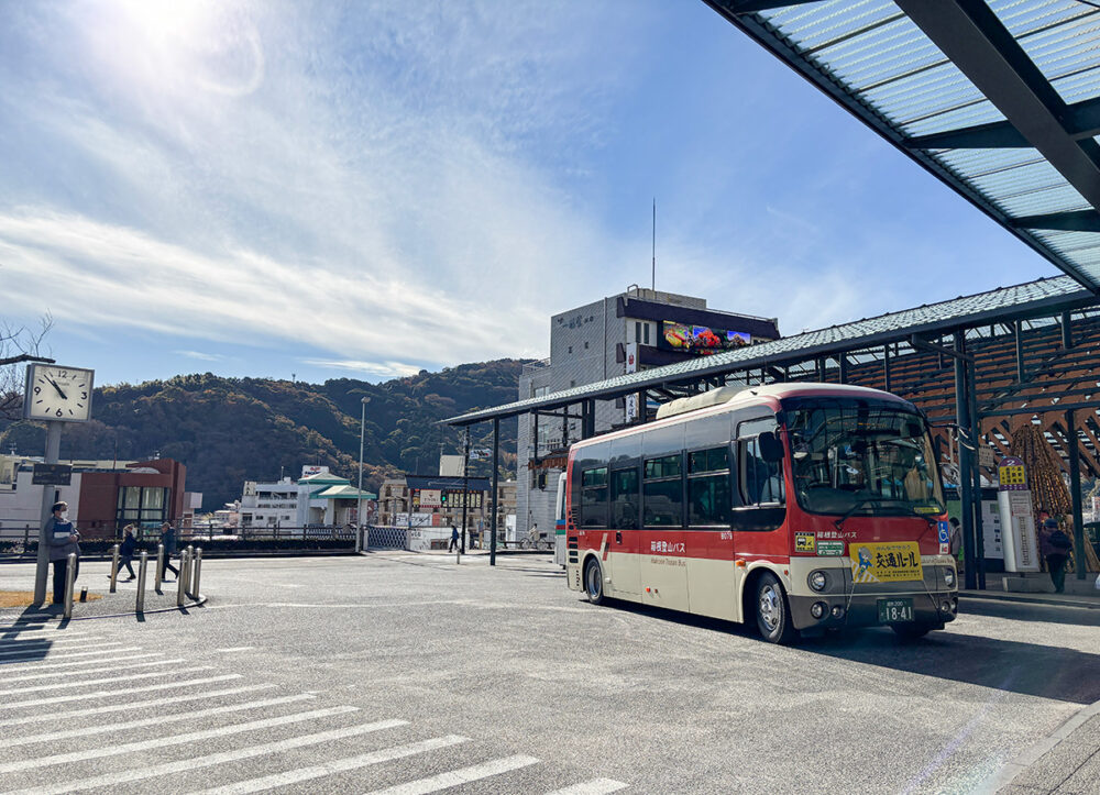 湯河原駅前バスターミナルに到着!!