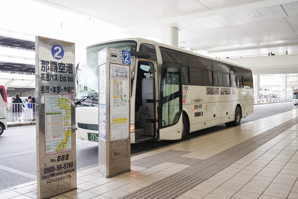 那覇空港に停車中のやんばる急行バス「YKB888系統」