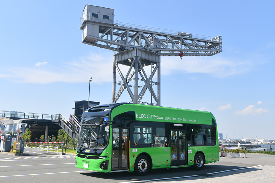 試乗取材は好天のYOKOHAMAの港エリアで決行!!　まずは定番の撮影スポット、新港ふ頭客船ターミナル『横浜ハンマーヘッド』のクレーン前を通過!!