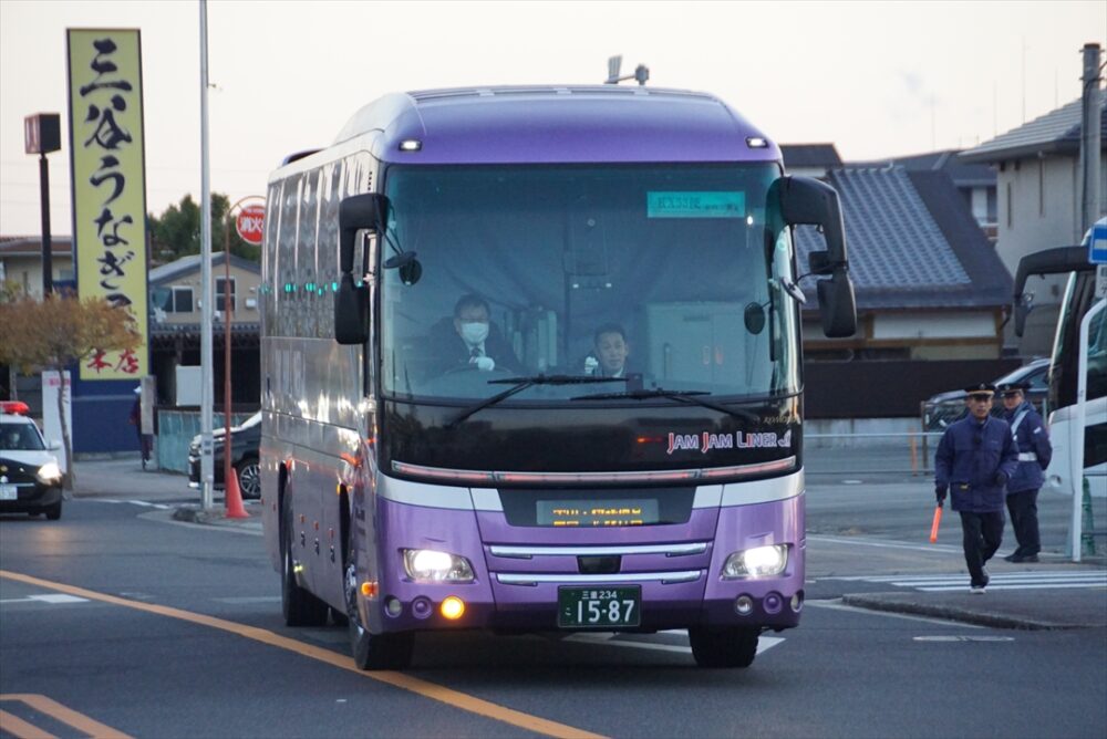 西船橋発五十鈴川駅前行きの夜行高速バスが域内を通過した