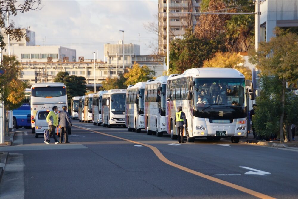 「みえ松阪マラソン2024」の選手団一斉バス輸送がド迫力すぎてマニアもぶったまげた!!