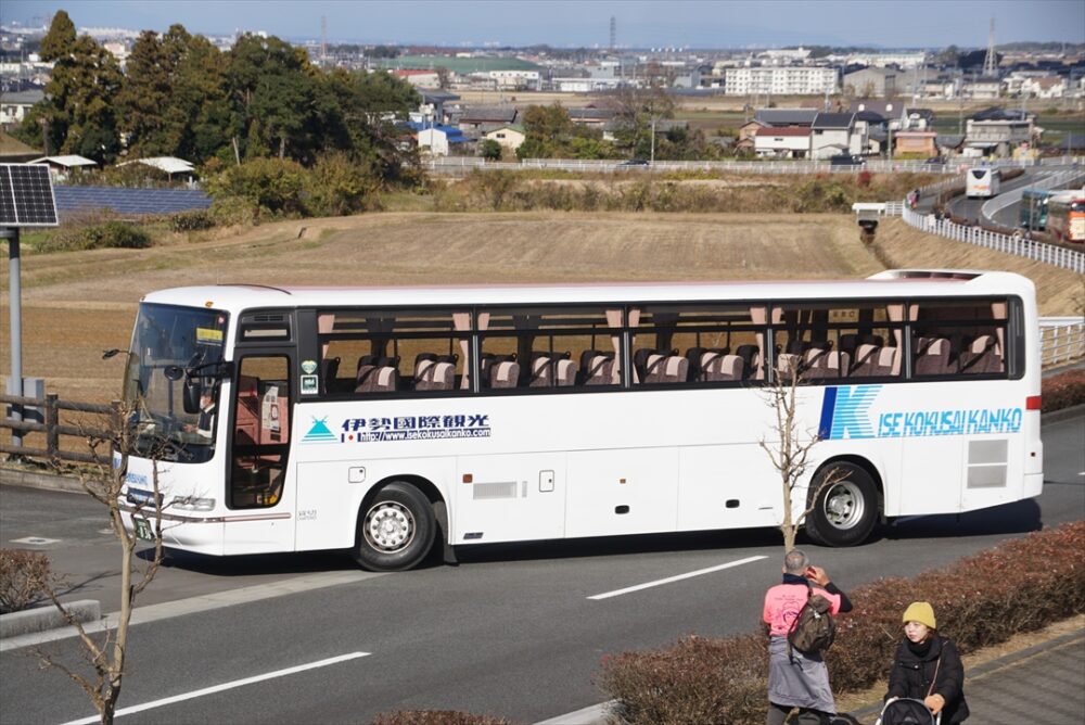 伊勢国際観光の日野セレガが駐車場に入構する