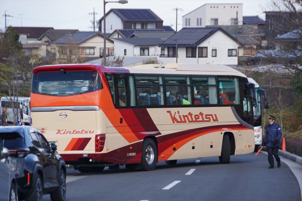 バスが左折できるように待機先頭バスは少し手前で停止中！