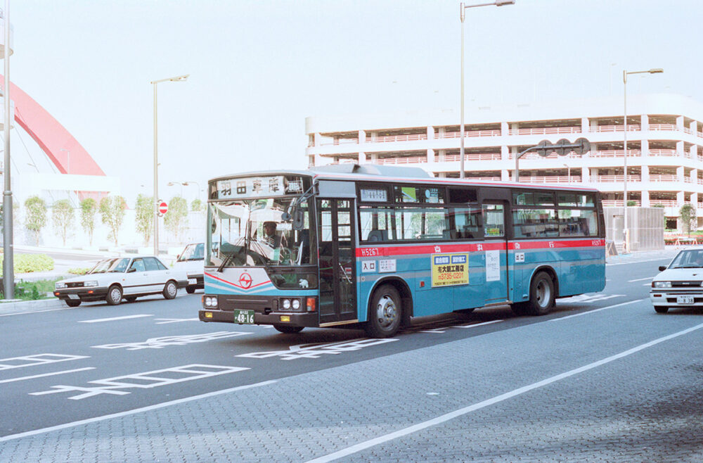 三菱＋新呉羽の一般路線車。京急バスはワンステップ車を導入した数年間、この組み合わせの車両を多く導入していた