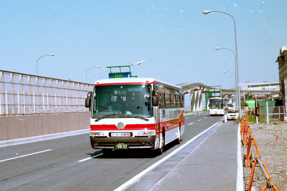 川崎駅行きの空51系統（川羽線）に入ったリムジン車