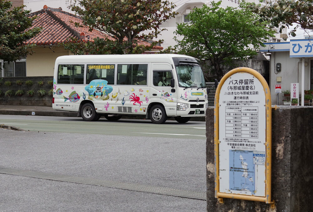 伊計島行きのバスが始発停留所にやって来た