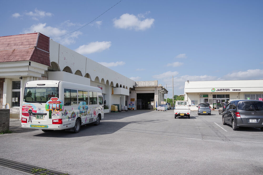 JAおきなわの駐車場の中までバスが入る