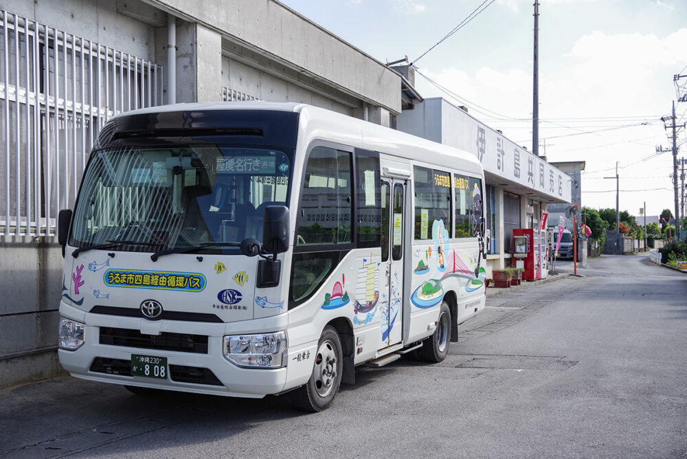 伊計島共同売店のすぐ隣がバスの始発／終点