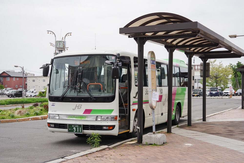 ジェイアール北海道バス　深名線。全国的に珍しいトイレ付きミドルデッカー車が使われている