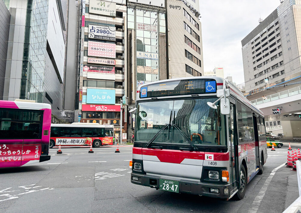 東京都心部を走る路線バスの多くが平均時速12〜13km/hだ