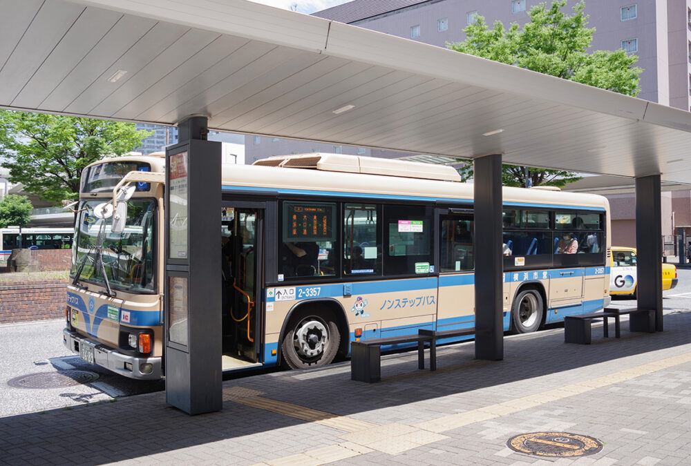 横浜駅前〜川崎駅前を結ぶ横浜市営バス7系統。交通量の多い道を通るため、なかなかゆっくり