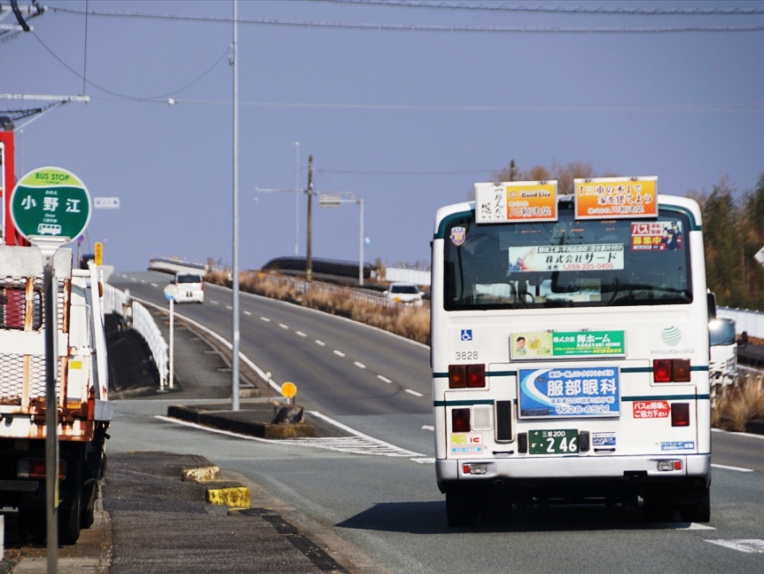 小野江バス停でバスベイから発車する三重交通のバス